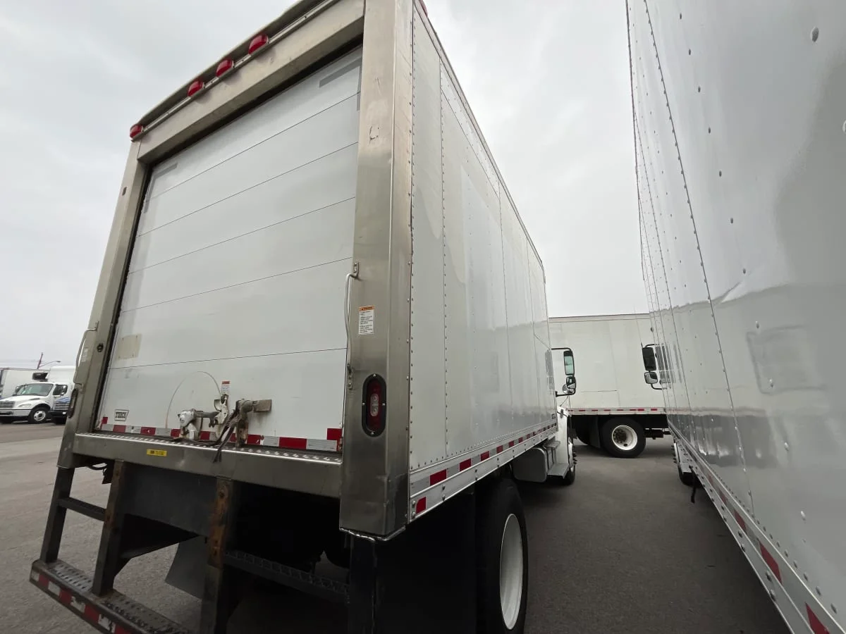 2018 Freightliner M2 106 - image 4