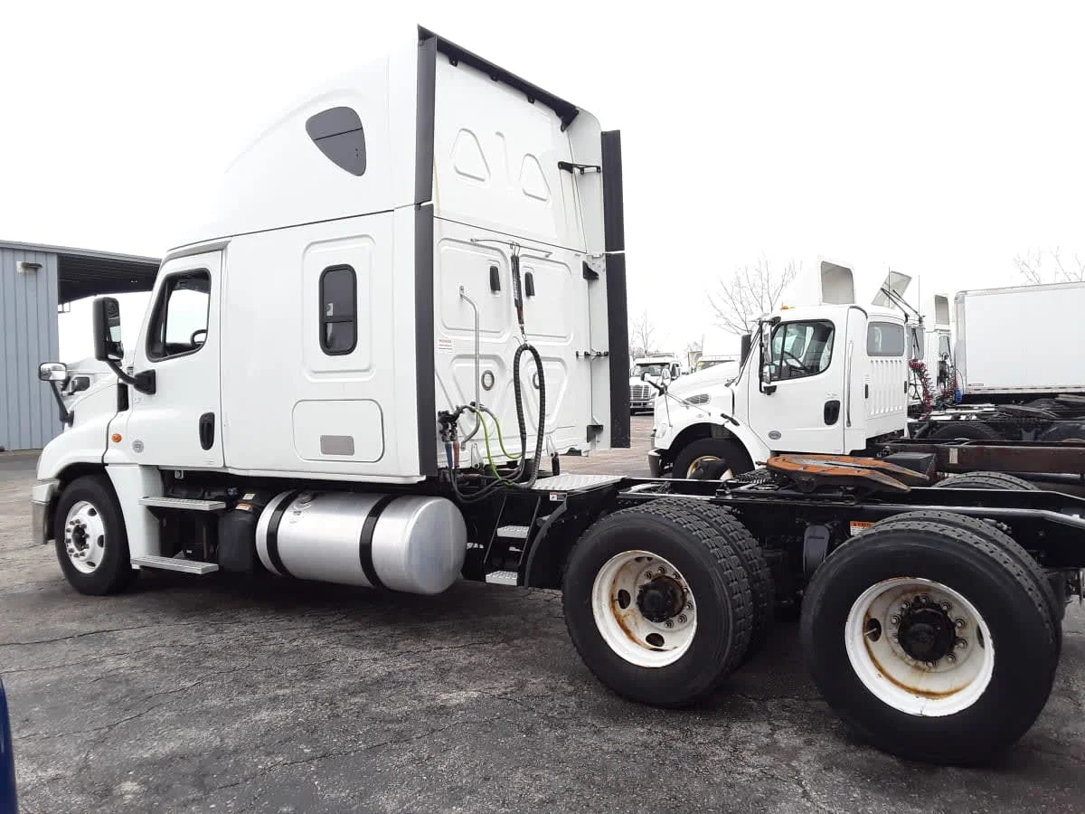2020 Freightliner Cascadia - image 6