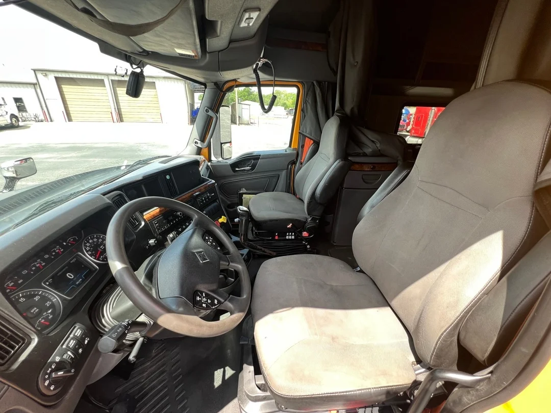 2022 International LT - image 14