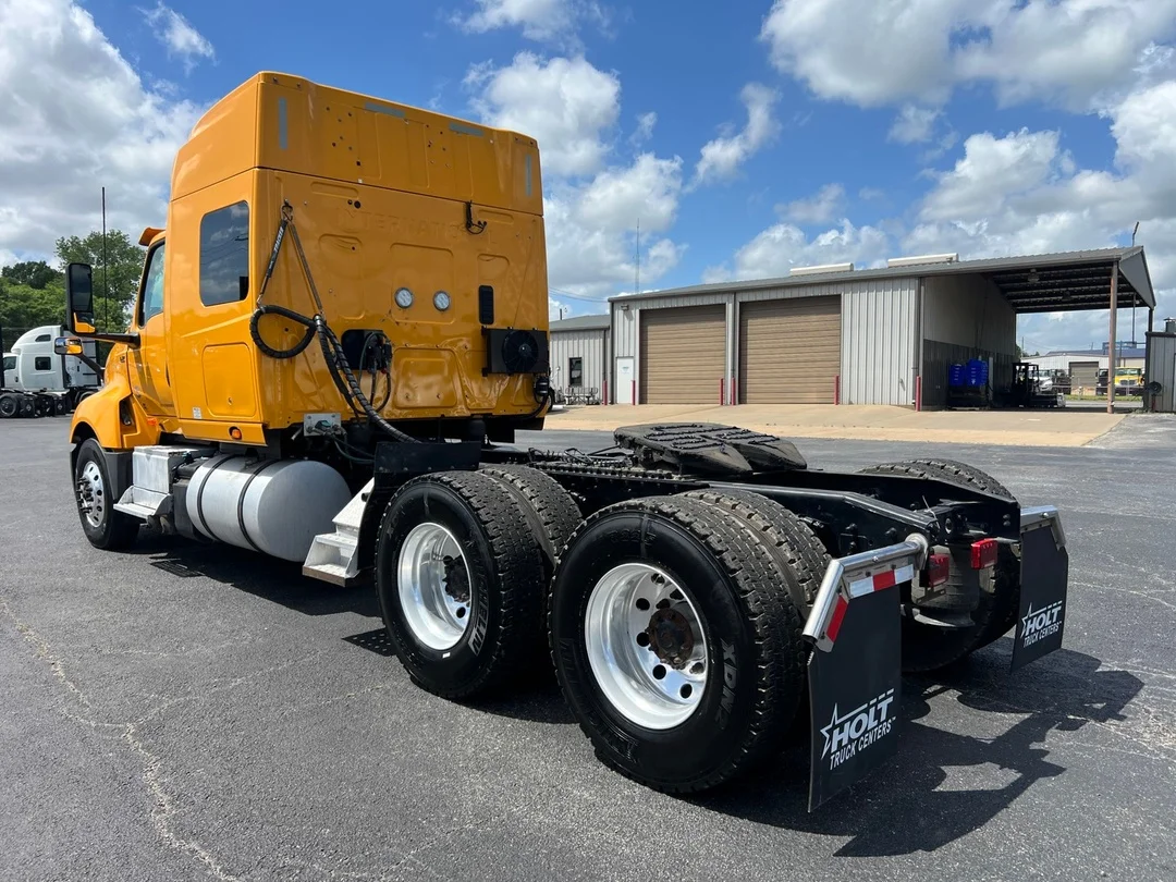 2022 International LT - image 6