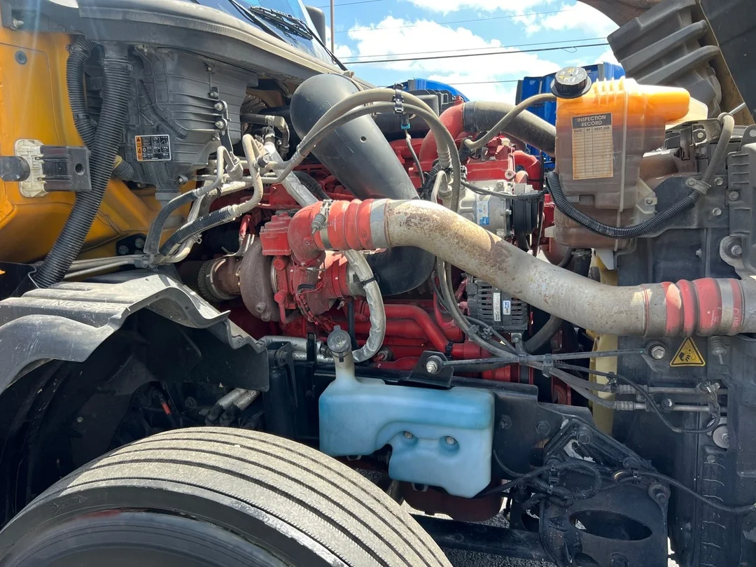 2022 International LT - image 12