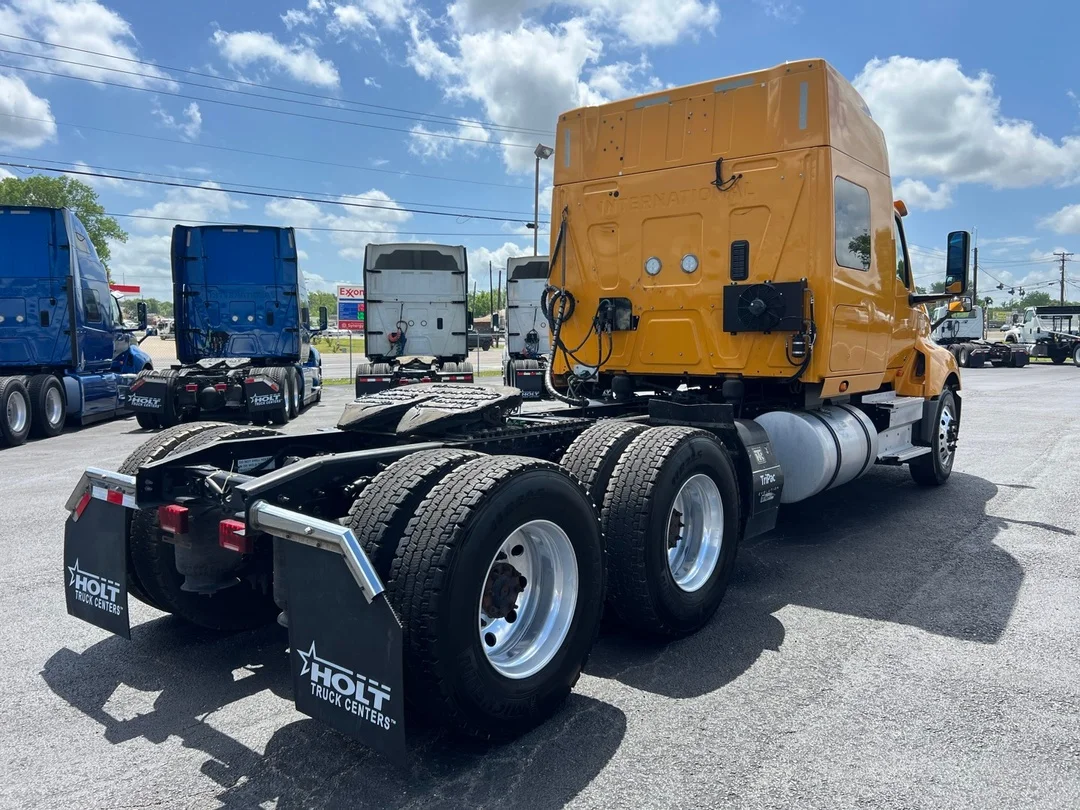 2022 International LT - image 5