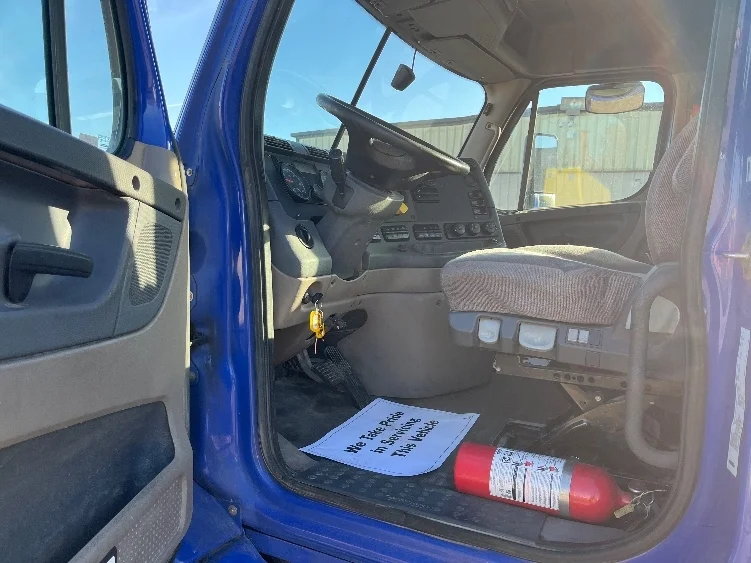 2020 Freightliner Cascadia - image 9