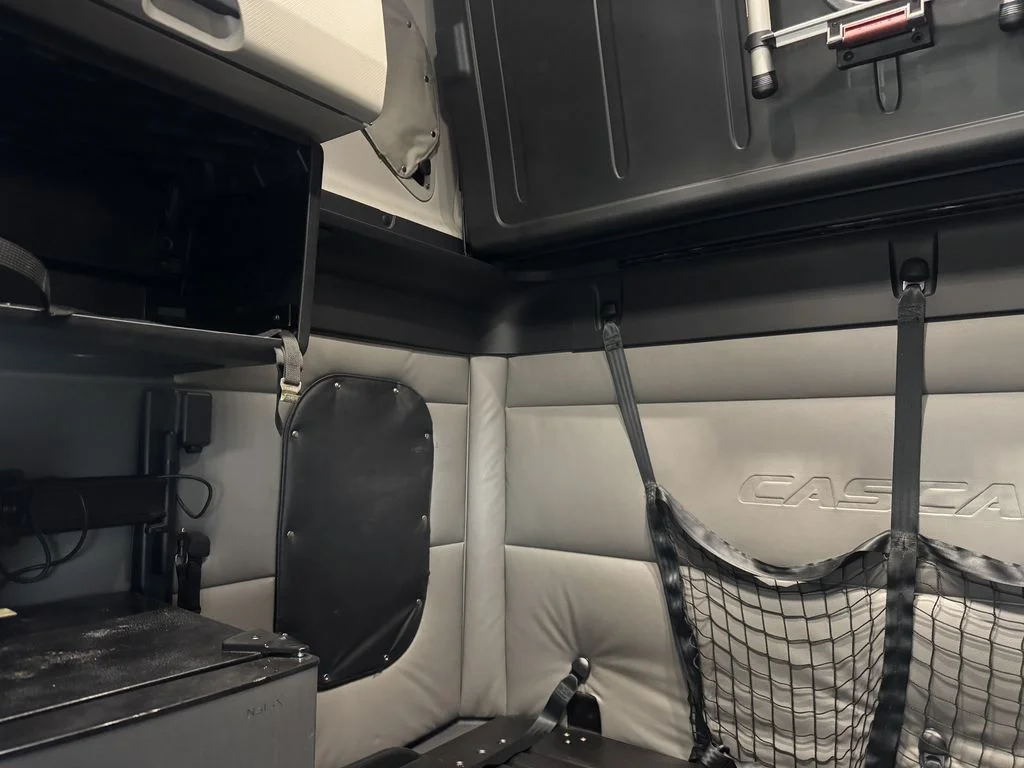 2022 Freightliner Cascadia in Fresno, CA — photo 9