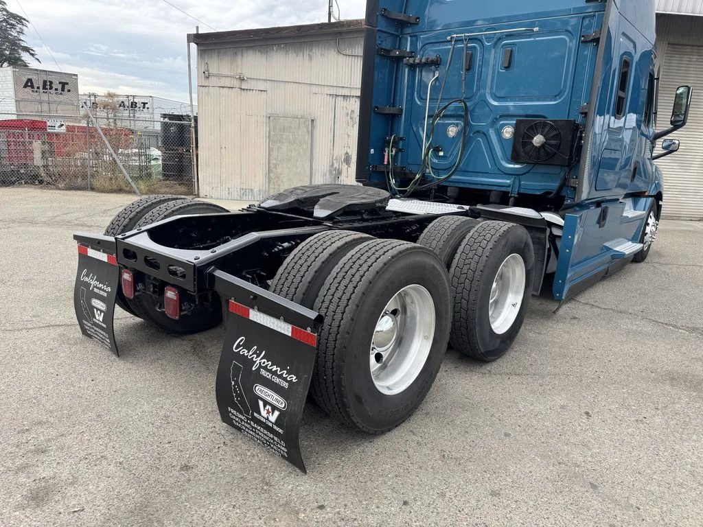 2022 Freightliner Cascadia in Fresno, CA — photo 12