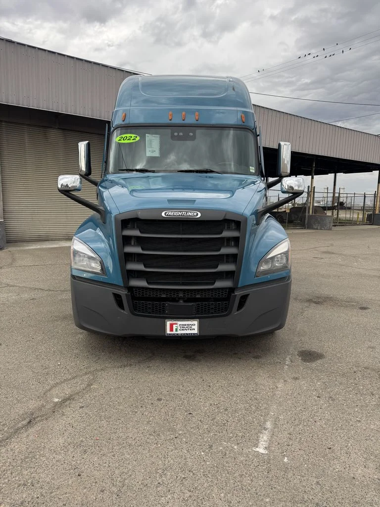 2022 Freightliner Cascadia in Fresno, CA — photo 3