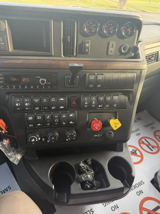 2027 International LT — photo 14