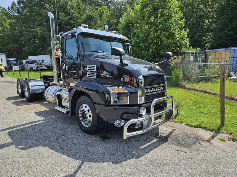 2025 Mack Anthem - image 4