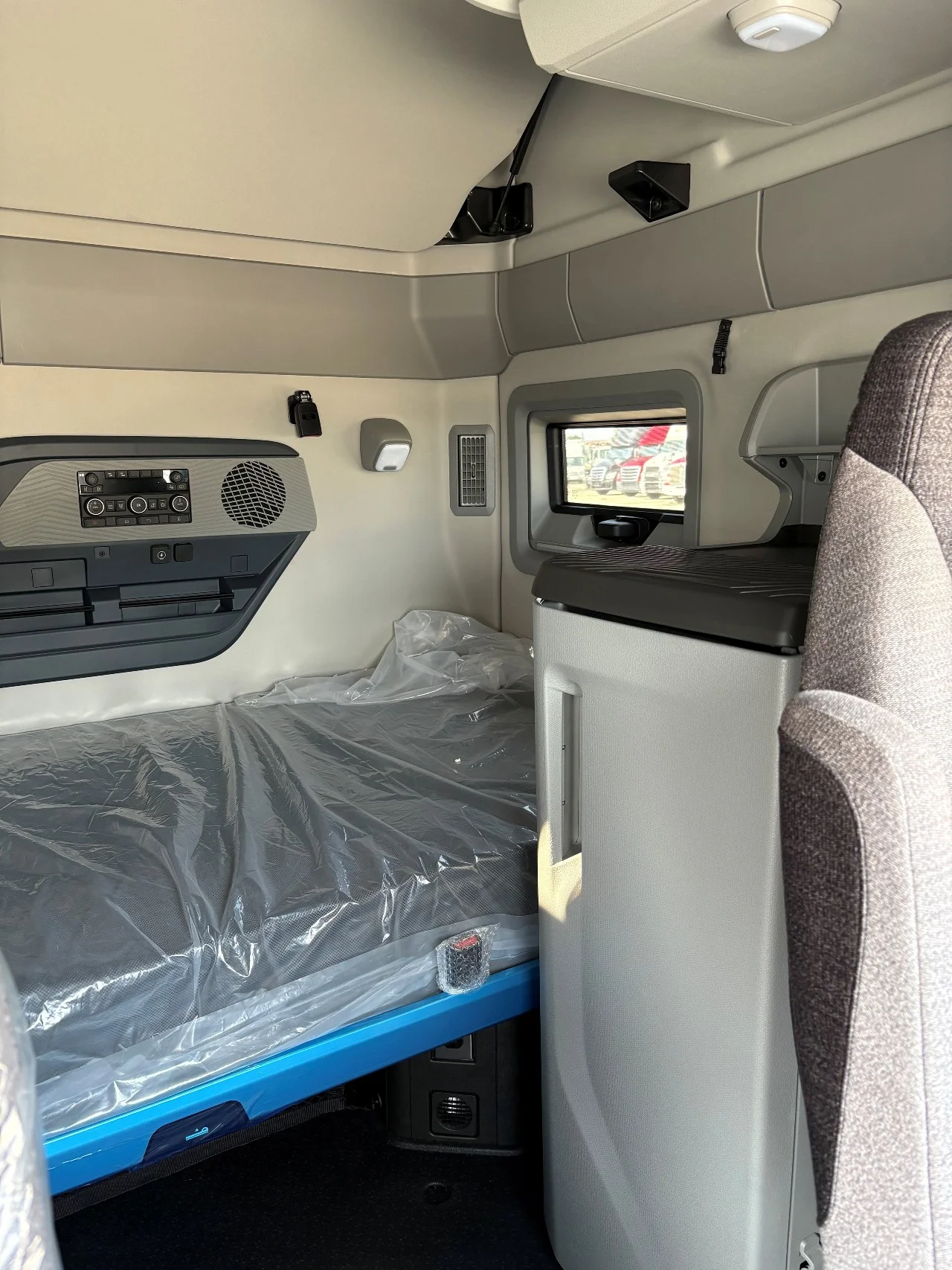 2027 Volvo VNL 860 in Indianapolis, IN — photo 7