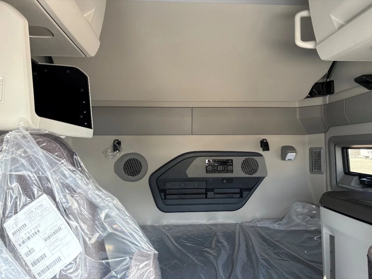 2027 Volvo VNL 860 in Indianapolis, IN — photo 6