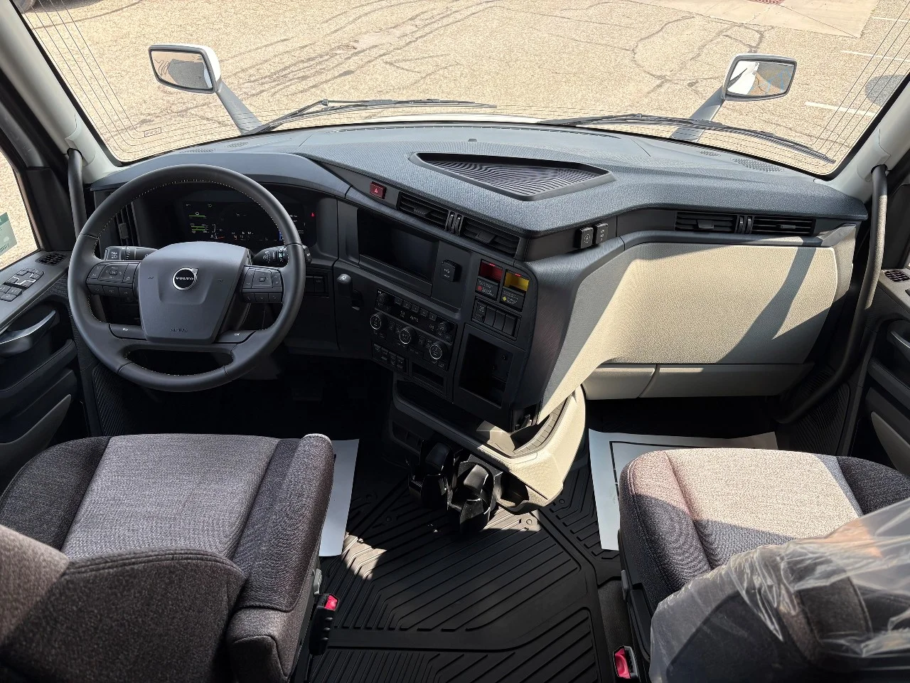 2027 Volvo VNL 860 in Indianapolis, IN — photo 8