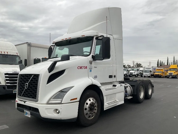 2020 Volvo VNR 640 in Fontana, CA — photo 3