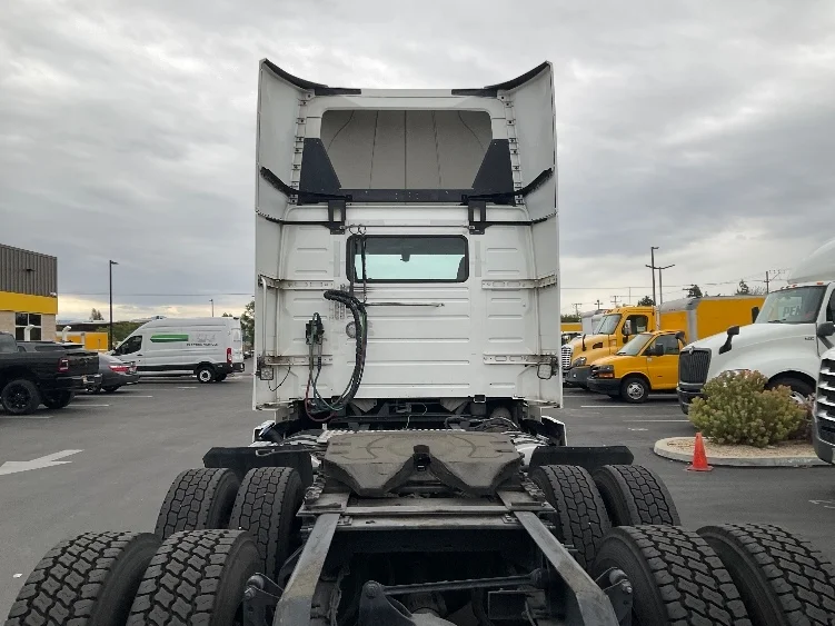 2020 Volvo VNR 640 in Fontana, CA — photo 6