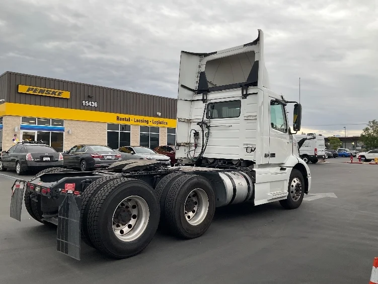 2020 Volvo VNR 640 in Fontana, CA — photo 7