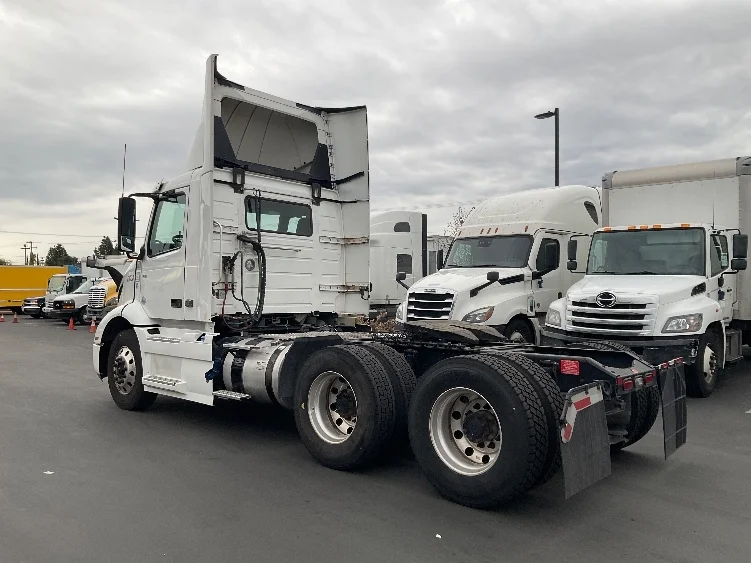 2020 Volvo VNR 640 in Fontana, CA — photo 5