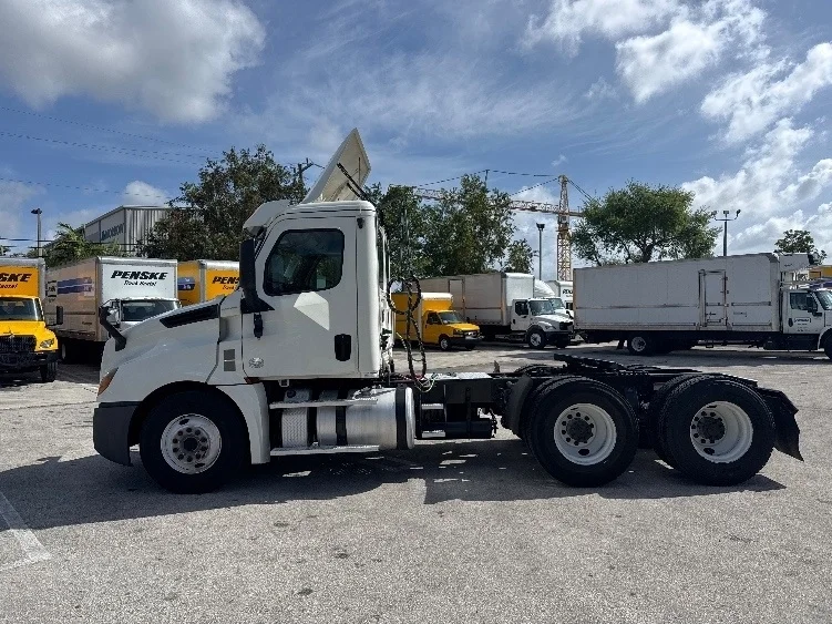 2019 Freightliner Cascadia in Medley, FL — photo 4