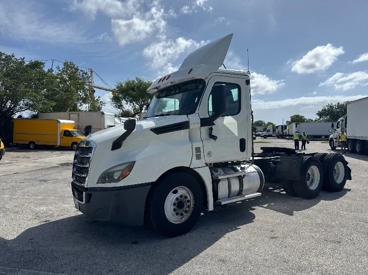 2019 Freightliner Cascadia in Medley, FL — photo 3