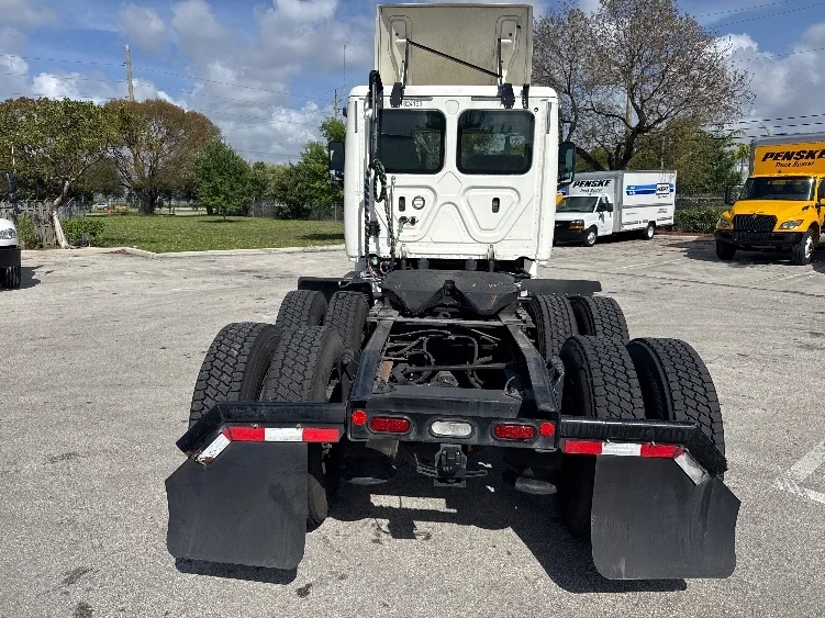 2019 Freightliner Cascadia in Medley, FL — photo 6