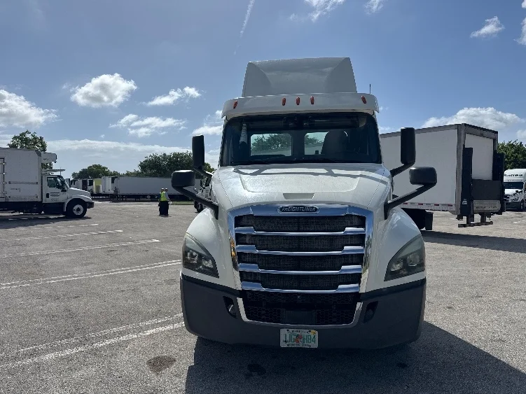 2019 Freightliner Cascadia in Medley, FL — photo 2