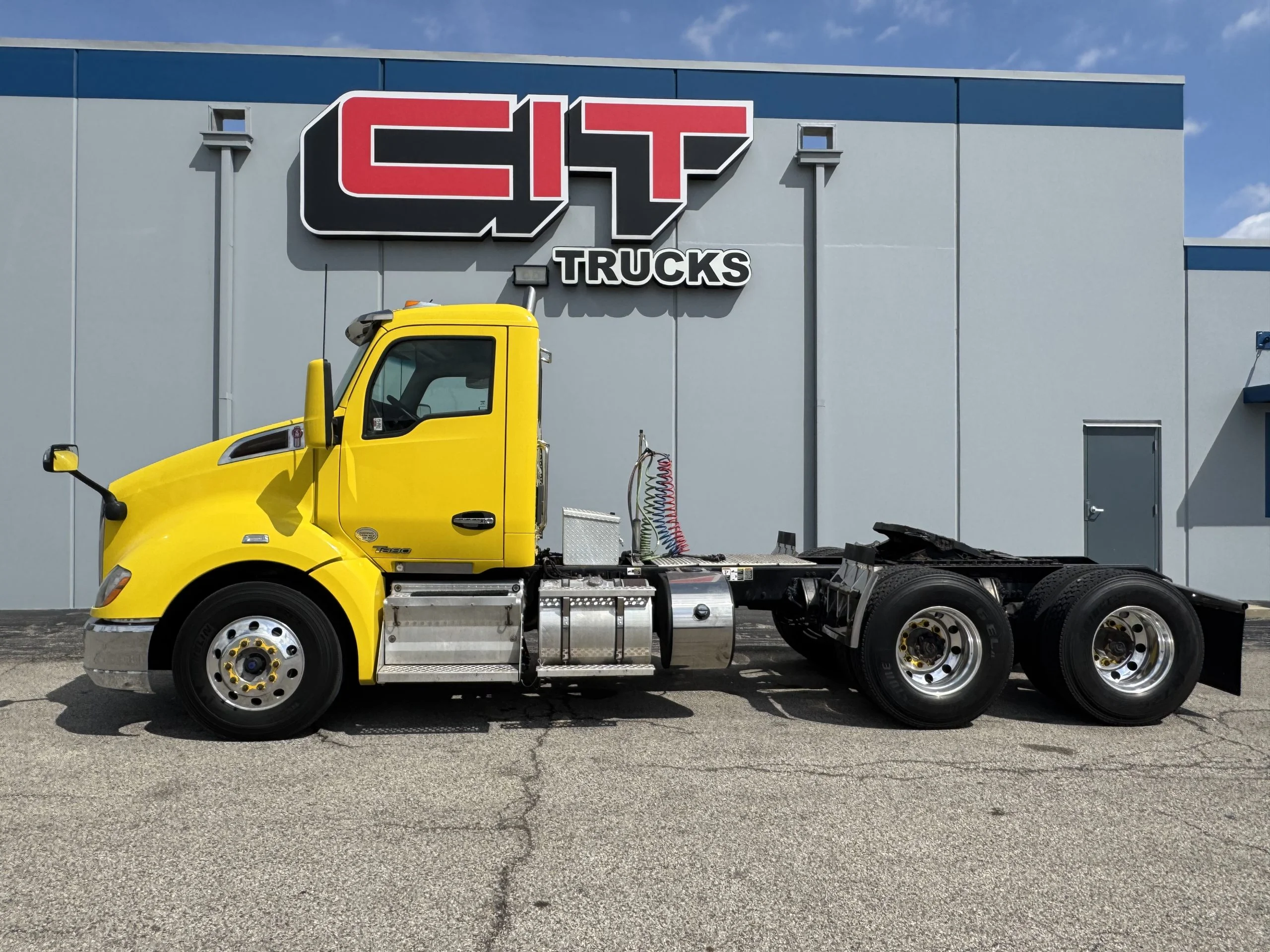 2017 Kenworth T680 - image 6