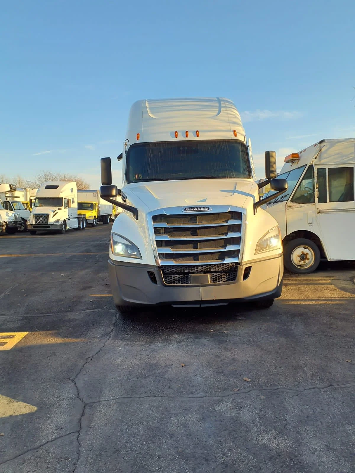 2022 Freightliner Cascadia - image 2