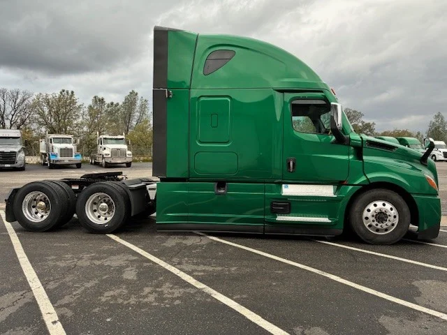 2022 Freightliner Cascadia in Pacific, WA — photo 4