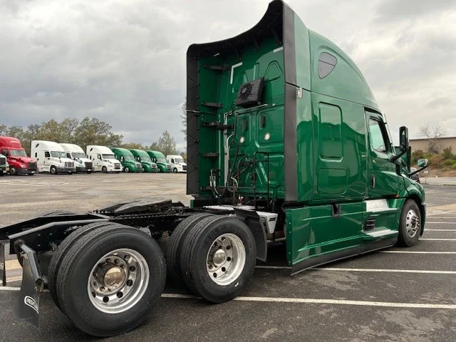 2022 Freightliner Cascadia in Pacific, WA — photo 5