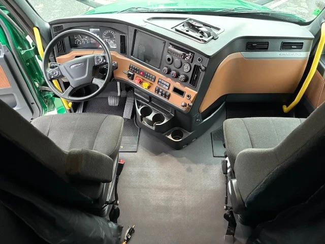 2022 Freightliner Cascadia in Pacific, WA — photo 9