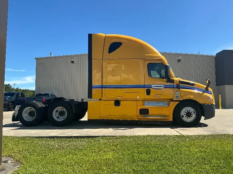 2022 Freightliner Cascadia in Gulfport, MS — photo 8