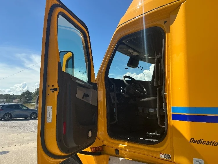 2022 Freightliner Cascadia in Gulfport, MS — photo 9