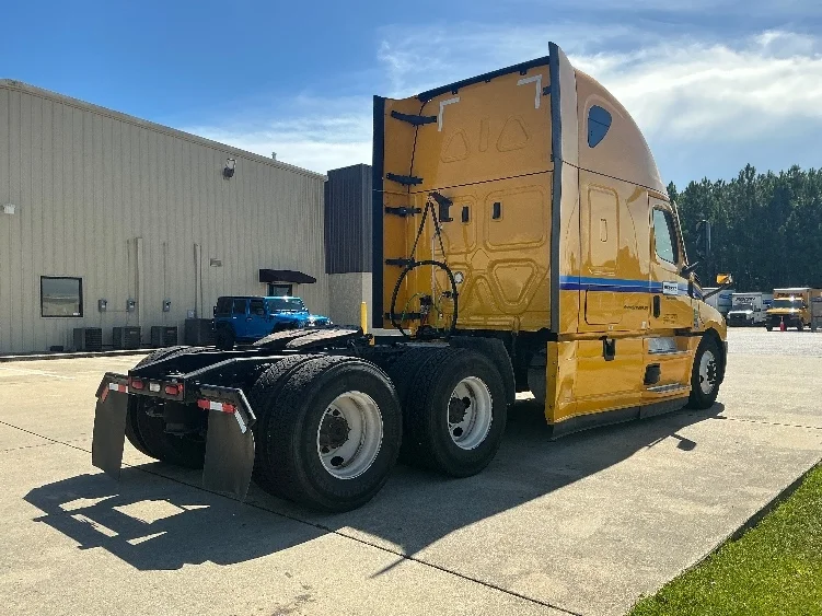2022 Freightliner Cascadia in Gulfport, MS — photo 7