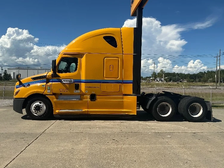 2022 Freightliner Cascadia in Gulfport, MS — photo 4