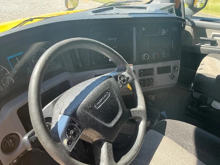 2022 Freightliner Cascadia in Gulfport, MS — photo 10