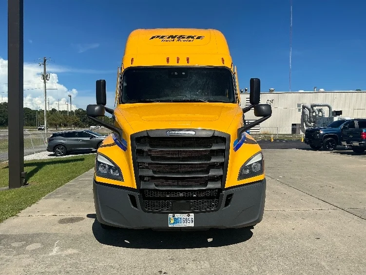 2022 Freightliner Cascadia in Gulfport, MS — photo 2