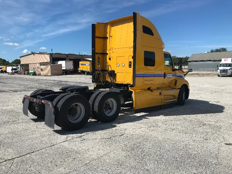 2022 International LT - image 7