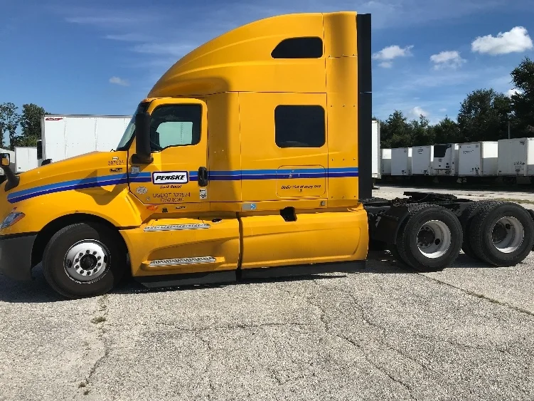 2022 International LT - image 4