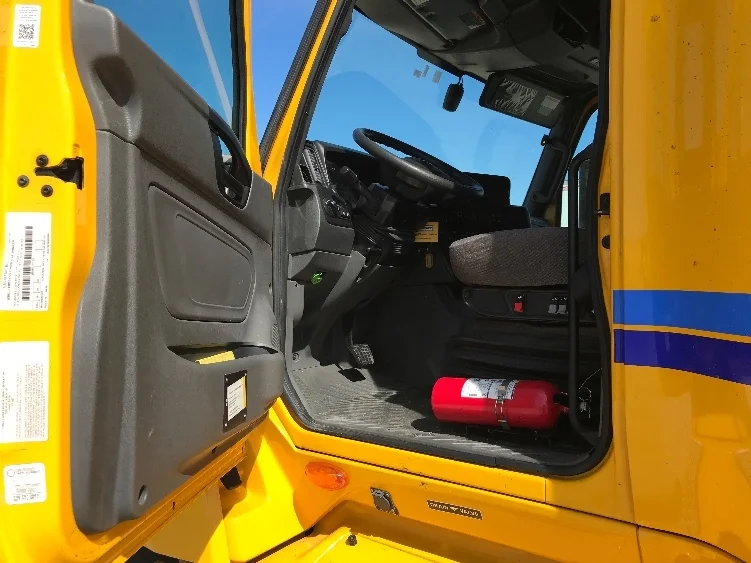 2022 International LT - image 9