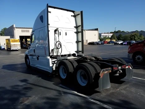 2021 Freightliner Cascadia in Sellersburg, IN — photo 5