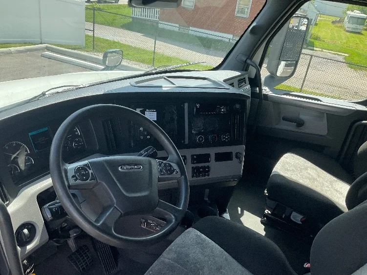 2021 Freightliner Cascadia in Sellersburg, IN — photo 10