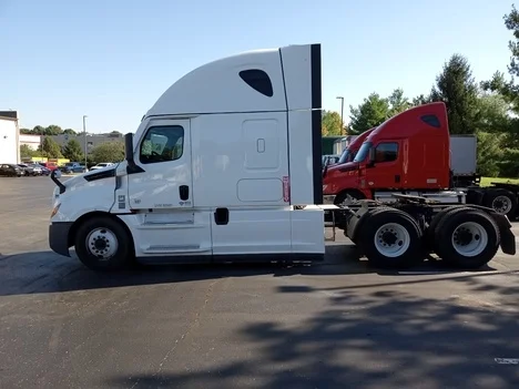 2021 Freightliner Cascadia in Sellersburg, IN — photo 4