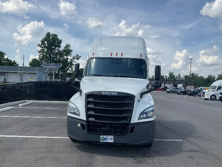 2021 Freightliner Cascadia in Sellersburg, IN — photo 2