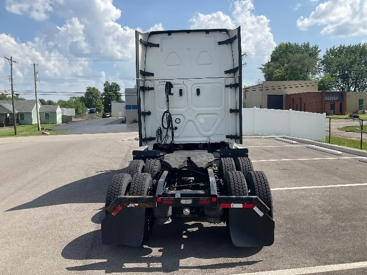 2021 Freightliner Cascadia in Sellersburg, IN — photo 6