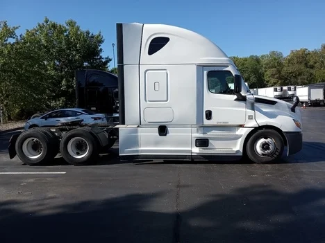 2021 Freightliner Cascadia in Sellersburg, IN — photo 8