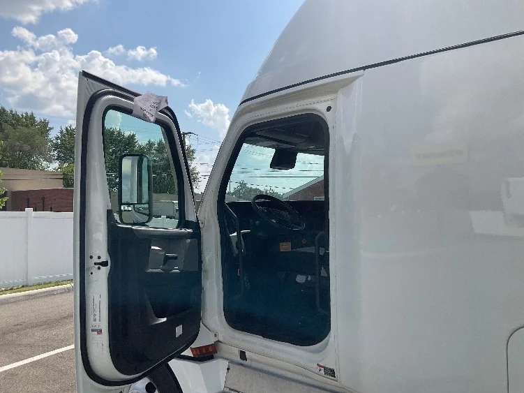 2021 Freightliner Cascadia in Sellersburg, IN — photo 9