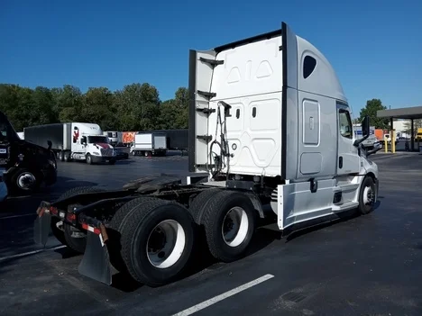 2021 Freightliner Cascadia in Sellersburg, IN — photo 7