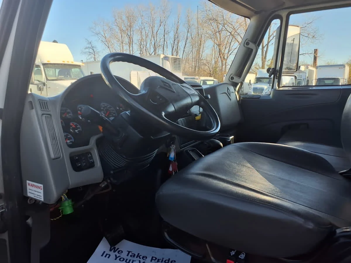 2018 International 4300 - image 7