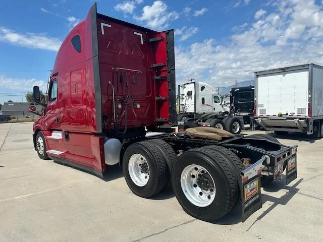 2021 Freightliner Cascadia - image 2