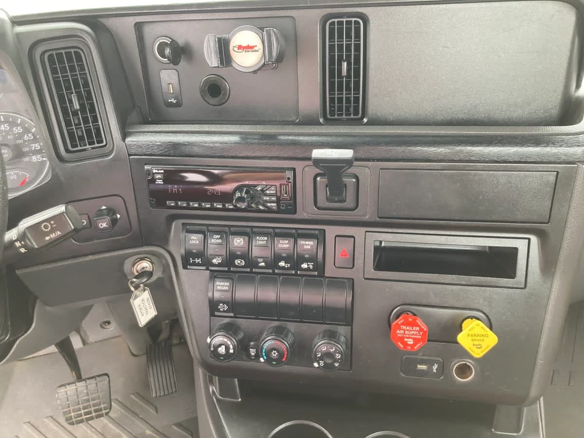 2019 International LT in Springfield, MA — photo 12