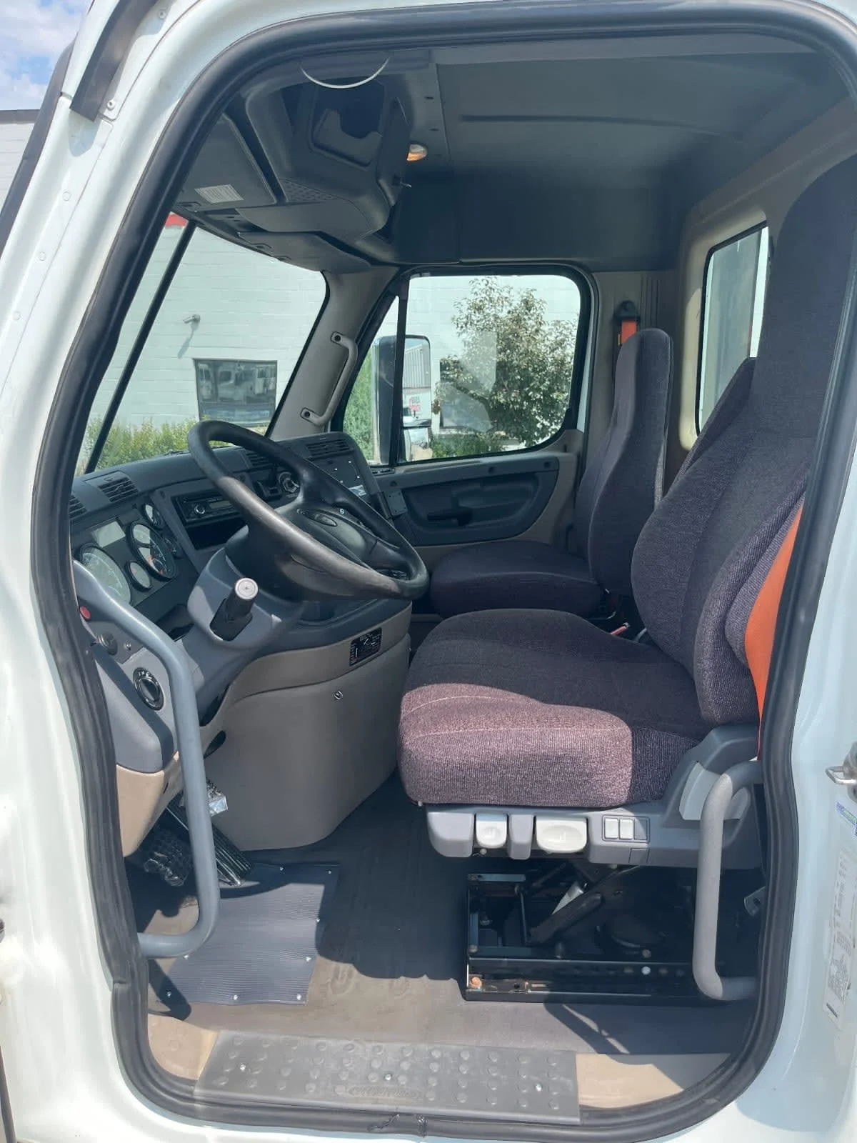 2017 Freightliner Cascadia in Minneapolis, MN — photo 7