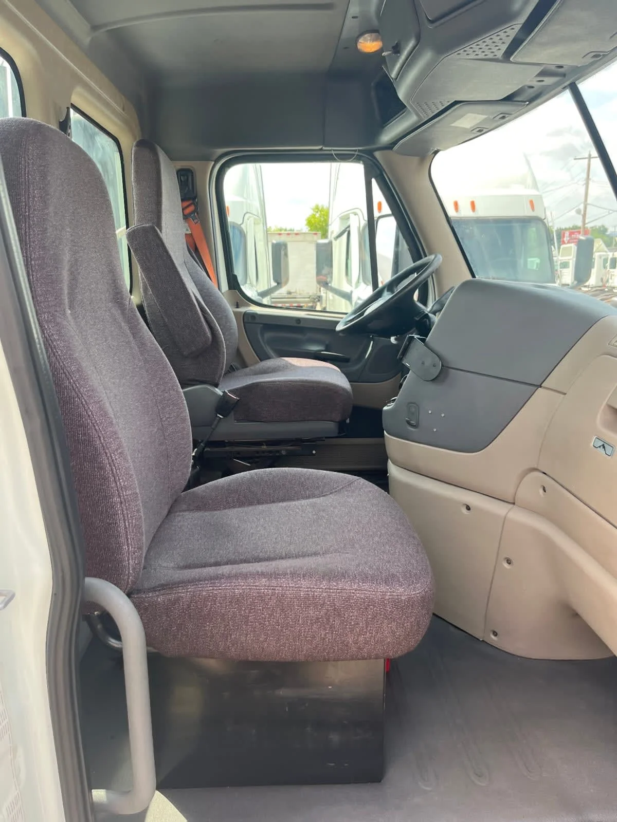 2017 Freightliner Cascadia in Minneapolis, MN — photo 10